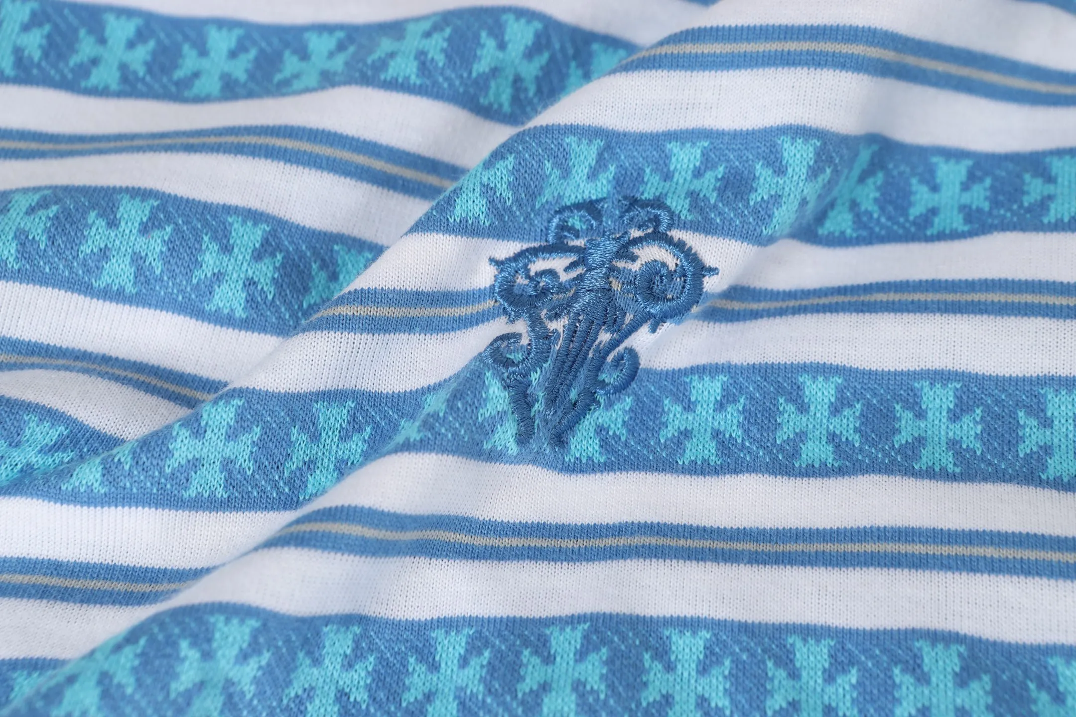 P160 -Chrome Hearts/Chrome Hearts 25ss season's most popular striped yarn-dyed short-sleeved T-shirt -High weight, high density and high quality. The wool is soft, delicate and skin-friendly. It feels soft and silky. It has excellent warmth and skin-friendly properties. -Custom-woven and dyed, no color difference, no matter the fabric or workmanship details. Overwhelms the ordinary version on the market. -Colour: Gray Blue Green -Size: S M L XL